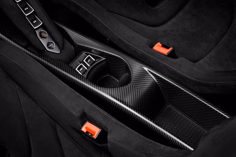 Tương tự như xe McLaren 720S Spider, siêu xe mui trần McLaren 765LT Spider cũng có tốc độ mở mui nhanh nhất thế giới khi chỉ mất 11 giây theo thông báo của hãng xe Anh quốc nhưng một số đại gia Việt khi trải nghiệm thực tế, thời gian đóng hoặc mở mui chỉ mất không quá 9 giây.