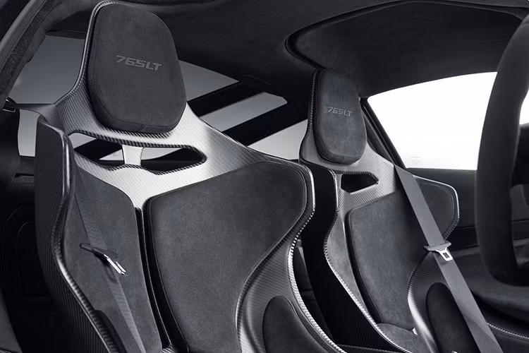 Trên toàn thế giới chỉ có đúng 765 chiếc siêu xe mui trần McLaren 765LT Spider được sản xuất như phiên bản Coupe và mỗi xe sẽ mang số thứ tự rõ ràng, không đánh chung chung. Sự hấp dẫn của phiên bản này đã khiến không ít khách hàng trên thế giới sở hữu bản Coupe đã nhanh chóng bán đi hoặc đổi và bù thêm tiền để sở hữu bản Spider.