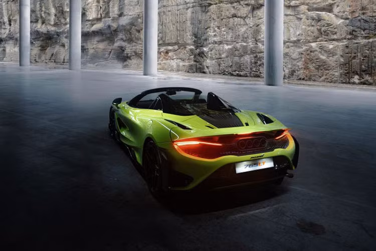 Siêu xe McLaren 765LT Spider mui trần đã có ít nhất 4 chiếc được các công ty nhập khẩu tư nhân mang về Việt Nam. Đây là 1 trong 3 sản phẩm mới tinh chưa có mặt tại thị trường Việt nhưng được đại lý McLaren trong nước liệt kê vào danh sách sẽ phục vụ giới nhà giàu. Xe thứ 3 chính là siêu phẩm không mui, không cửa sổ McLaren Elva.