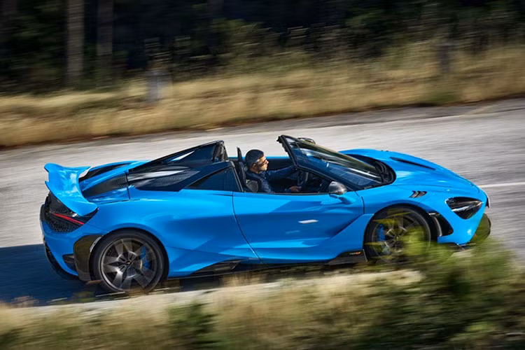 Trên chìa khóa McLaren 765LT Spider sẽ được tích hợp thêm nút đóng hoặc mở mui. So với bản tiêu chuẩn 720S Spider, siêu xe giới hạn 765LT Spider có dấu hiệu nhận biết riêng biệt như cản va trước và sau thiết kế lại và sẽ bằng nhựa cao cấp sơn đen hoặc là tùy chọn carbon, bên hông xe có thêm các điểm nhấn như vòm bánh xe có các khe gió bằng carbon, nẹp sườn mới và bộ mâm xe có khắc logo 765LT.