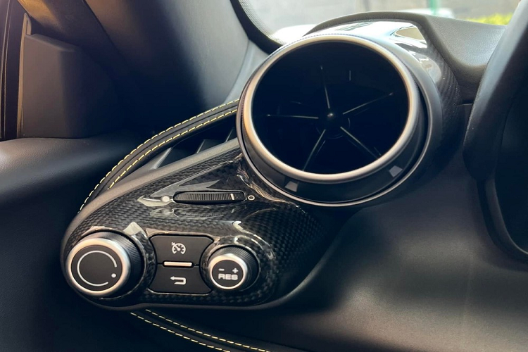 Ngoại hình xe còn có các chi tiết sơn đen và còn phải kể đến bộ mâm 5 chấu kép sơn 2 tông màu của xe kết hợp cùng kẹp phanh màu vàng. Bên trong khoang lái có khá nhiều tùy chọn carbon. Những hình ảnh của siêu xe Ferrari F8 Spider mới về nước được ông chủ công ty nhập khẩu tư nhân ở Hà Nội chia sẻ cho thấy, xe còn có thêm mô hình pha lê rất đẹp.