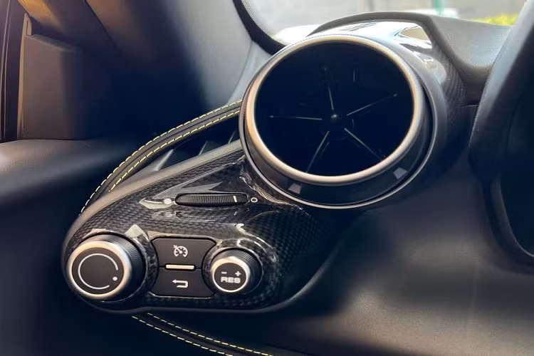 Ngoại hình xe còn có các chi tiết sơn đen và còn phải kể đến bộ mâm 5 chấu kép sơn 2 tông màu của xe kết hợp cùng kẹp phanh màu vàng. Bên trong khoang lái có khá nhiều tùy chọn carbon. Những hình ảnh của siêu xe Ferrari F8 Spider mới về nước được ông chủ công ty nhập khẩu tư nhân ở Hà Nội chia sẻ cho thấy, xe còn có thêm mô hình pha lê rất đẹp.