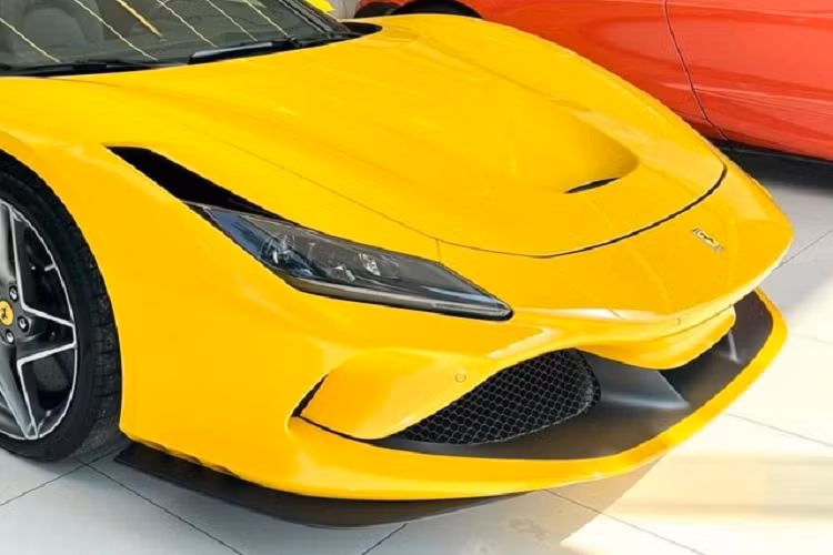 Việc vận chuyển xe từ quận 7, TP.HCM ra Hà Nội cũng đã giúp cho Ferrari F8 Spider họp mặt với hàng hiếm McLaren 765LT, đây quả thực là 1 cặp siêu xe trời sinh có sẵn cho đại gia Việt để chơi Tết hoặc mang về sưu tầm rất đẳng cấp. Được biết, chiếc siêu xe giới hạn McLaren 765LT cũng từng trưng bày ở Sài thành 1 thời gian mới được vận chuyển ra Hà Nội tìm khách.