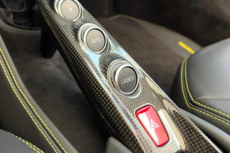 Thời gian mở mui chỉ mất 14 giây đã giúp xe trở thành bản mui trần khi thời tiết không được đẹp hoặc chủ nhân muốn lái xe bản Coupe, chiếc mui xếp cứng này cũng chỉ mất dưới 15 giây để đóng lại. Thao tác đóng và mở rất tiện lợi thông qua nút bấm có sẵn trong khoang lái. Siêu xe mui trần Ferrari F8 Spider vẫn được trang bị khối động cơ V8, tăng áp kép, dung tích 3.9 lít tạo ra công suất tối đa 711 mã lực và mô-men cực đại 770 Nm tưng tự như bản Coupe.