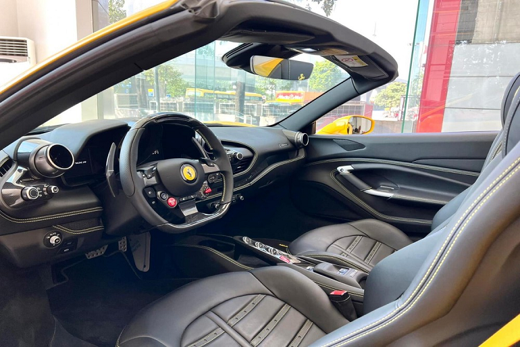 Nay mẫu xe Anh quốc đã không còn cô đơn trong showroom xe khi có người bạn là Ferrari F8 Spider mới được vận chuyển ra Hà thành. Chiếc siêu xe mui trần Ferrari F8 Spider thứ 4 có mặt tại dải đất hình chữ S cũng mang màu sơn vàng Giallo Modena, đây là chiếc Ferrari F8 Spider thứ 2 sở hữu màu sơn này.
