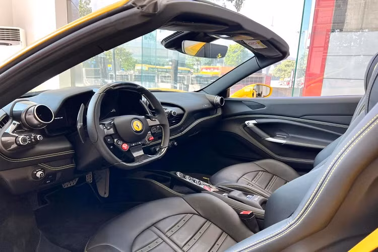 Nay mẫu xe Anh quốc đã không còn cô đơn trong showroom xe khi có người bạn là Ferrari F8 Spider mới được vận chuyển ra Hà thành. Chiếc siêu xe mui trần Ferrari F8 Spider thứ 4 có mặt tại dải đất hình chữ S cũng mang màu sơn vàng Giallo Modena, đây là chiếc Ferrari F8 Spider thứ 2 sở hữu màu sơn này.