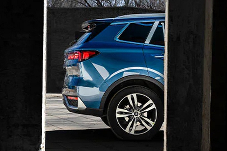 Ở bên trong, xe được trang bị cặp màn hình 12,3 inch nối liền trên bảng táp-lô, cửa sổ trời cỡ lớn, nội thất bọc da và gỗ, cần số dạng núm xoay, điều hòa tự động.