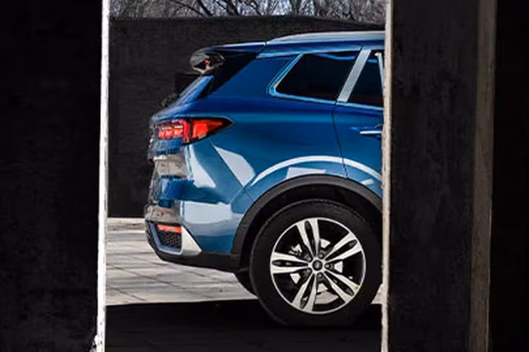 Ở bên trong, xe được trang bị cặp màn hình 12,3 inch nối liền trên bảng táp-lô, cửa sổ trời cỡ lớn, nội thất bọc da và gỗ, cần số dạng núm xoay, điều hòa tự động.