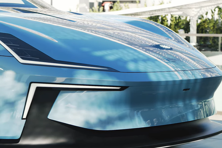 Polestar O2 hoàn toàn mới không chỉ gây ấn tượng về thiết kế ngoại thất và khả năng vận hành tiềm năng mà còn thân thiện với môi trường. Tất cả các thành phần mềm của nội thất đều được làm bằng chất liệu polyester tái chế, bao gồm xốp, chất kết dính, sợi dệt kim 3D, và cán màng không dệt.