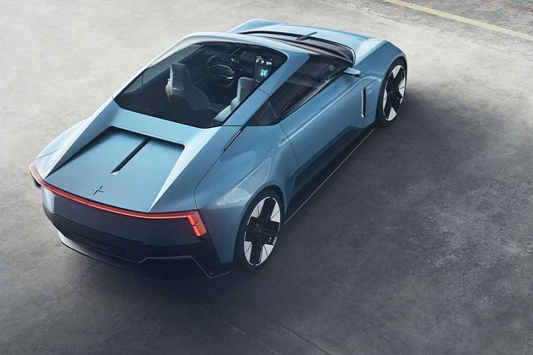 Tính năng thú vị nhất của mẫu concept này có lẽ là máy bay drone biết quay phim tự hành được tích hợp phía sau hàng ghế thứ hai của O2. Nó là một sản phẩm được hợp tác phát triển với Hoco Flow và có thể được triển khai ngay cả khi xe đang di chuyển, mục đích là ghi lại “cảnh lái xe hoàn hảo”.