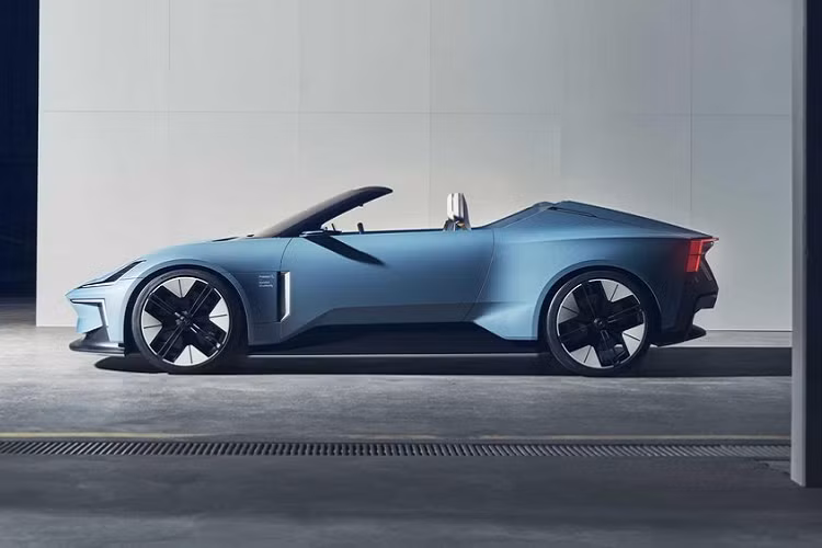 Drone có thể vận hành tự động, bay theo sau xe ở tốc độ lên đến 90 km/h. Người lái xe thậm chí có thể lựa chọn giữa hai chế độ quay phim, một kiểu phù hợp khung cảnh nhẹ nhàng thơ mộng (ví như chạy xe trên bờ biển) hoặc một kiểu thiên hướng hành động hơn với cách thể hiện thể thao hơn. Sau khi quay xong, drone có thể tự động quay trở lại xe, và các đọan video sau đó có thể được biên tập và chia sẻ trực tiếp từ màn hình thông tin giải trí 15 inch của xe.