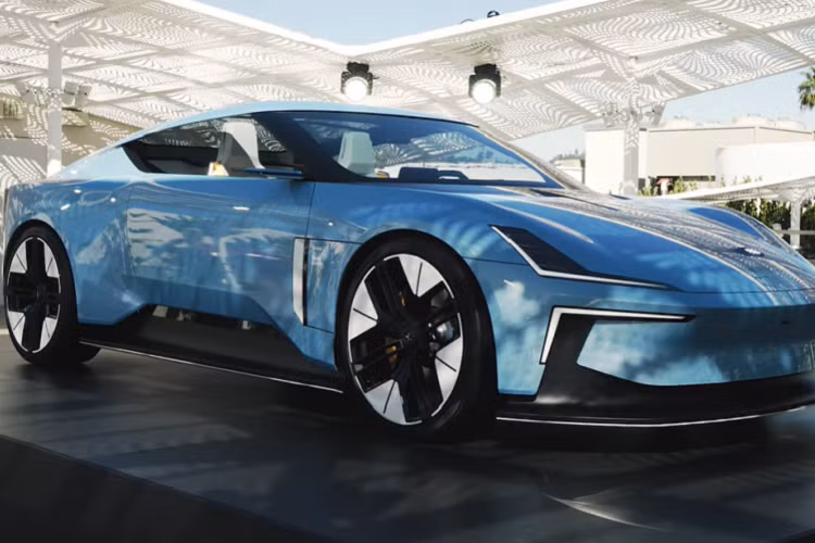 Tính thẩm mỹ của cabin rõ ràng là rất tối giản, nhưng cũng hiện đại, và đây cũng là những gì chúng ta nên mong đợi từ tất cả các sản phẩm Polestar trong tương lai. Các loại nhôm khác nhau, chủ yếu từ nhôm tái chế, cũng được sử dụng trên toàn bộ khung gầm.