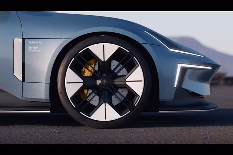 Polestar mô tả O2 là một mẫu roadster điển hình với các đặc điểm truyền thống tuyệt nhất của phân khúc kén khách này. Được tạo ra để mang lại cảm giác “sống động, nhẹ nhàng” sau tay lái, nó sẽ mang tới trải nghiệm lái kích thước nhờ vào khung gầm nhôm có nguồn gốc từ kiến trúc của Polestar 5.