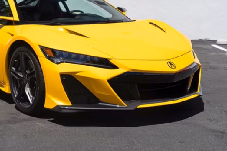 Xe mất chưa tới 3 giây để tăng tốc từ 0-96 km/h, và đạt vận tốc tối đa 307 km/h. Với cùng tầm giá 15 tỷ đồng này, Acura NSX Type S sẽ là đối thủ cạnh tranh với Aston Martin V8 Vantage tại Việt Nam. Acura không có đại lý phân phối chính hãng, giá xe Acura NSX Type S 2022 được đại lý tư nhân chào bán khoảng hơn 15 tỷ đồng. 