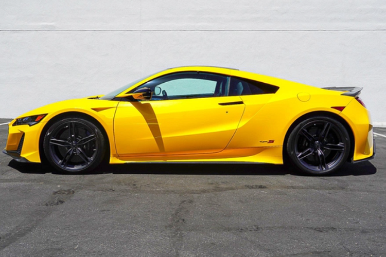 Chiếc Acura NSX Type S 2022 đầu tiên về Việt Nam sở hữu màu sơn vàng (Indy Yellow Pearl) được hãng xe Nhật Bản ra mắt vào năm 2020. Đầu xe nổi bật với hốc hút gió lớn cùng bộ chia gió táo bạo hơn so với phiên bản NSX tiêu chuẩn. Mâm xe được trang bị loại 5 chấu kép sơn đen nhám với tên gọi Gloss Berlina Black có kích thước 19 inch phía trước và 20 inch phía sau.