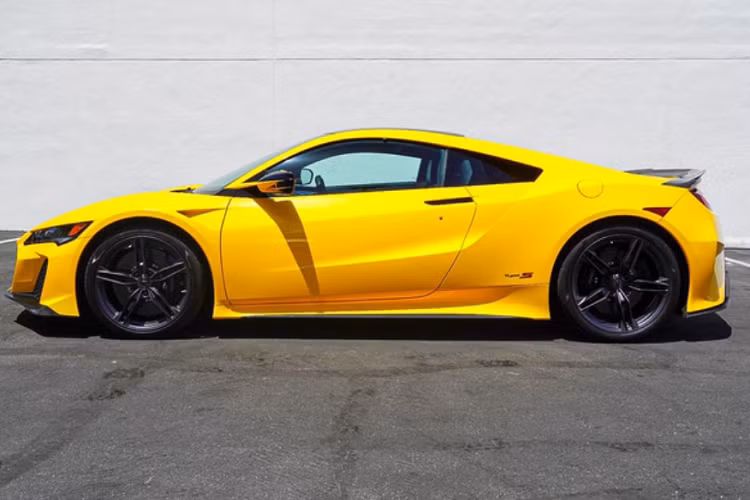 Chiếc Acura NSX Type S 2022 đầu tiên về Việt Nam sở hữu màu sơn vàng (Indy Yellow Pearl) được hãng xe Nhật Bản ra mắt vào năm 2020. Đầu xe nổi bật với hốc hút gió lớn cùng bộ chia gió táo bạo hơn so với phiên bản NSX tiêu chuẩn. Mâm xe được trang bị loại 5 chấu kép sơn đen nhám với tên gọi Gloss Berlina Black có kích thước 19 inch phía trước và 20 inch phía sau.