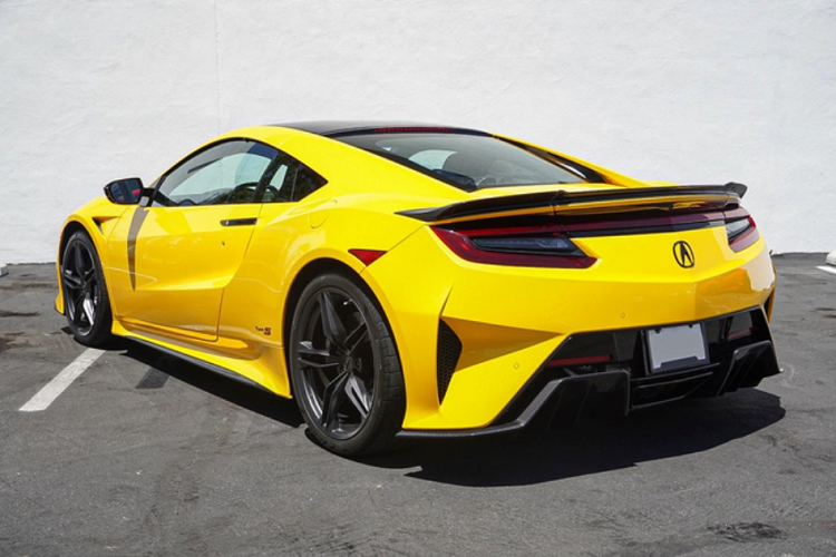 Nhìn chung, nội thất trên Type S sự khác biệt so với bản thông thường. Điểm khác biệt dễ nhận thấy nhất là trần xe bọc da Alcantara, logo Type S tại khoang đựng đồ bên ghế hành khách, logo NSX trên tựa đầu và chỉ khâu tương phản