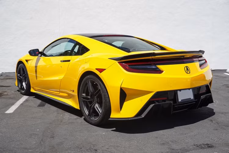 Nhìn chung, nội thất trên Type S sự khác biệt so với bản thông thường. Điểm khác biệt dễ nhận thấy nhất là trần xe bọc da Alcantara, logo Type S tại khoang đựng đồ bên ghế hành khách, logo NSX trên tựa đầu và chỉ khâu tương phản