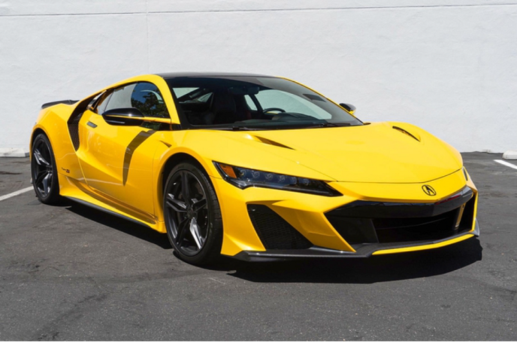 Chất liệu carbon được tìm thấy khá nhiều trên phần ngoại thất chiếc Acura NSX Type S 2022, bao gồm: Cản trước/sau, mui xe, ốp gương, viền cửa, tay nắm cửa,… Nội thất của chiếc Acura NSX Type S 2022 lấy màu đen làm chủ đạo kết hợp cùng những đường chỉ thêu và dây đai an toàn mang sắc đỏ tạo điểm nhấn về thị giác.