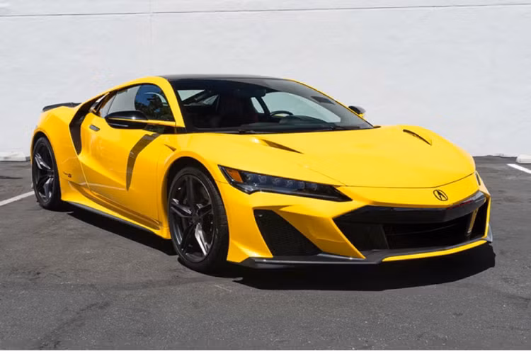 Chất liệu carbon được tìm thấy khá nhiều trên phần ngoại thất chiếc Acura NSX Type S 2022, bao gồm: Cản trước/sau, mui xe, ốp gương, viền cửa, tay nắm cửa,… Nội thất của chiếc Acura NSX Type S 2022 lấy màu đen làm chủ đạo kết hợp cùng những đường chỉ thêu và dây đai an toàn mang sắc đỏ tạo điểm nhấn về thị giác.