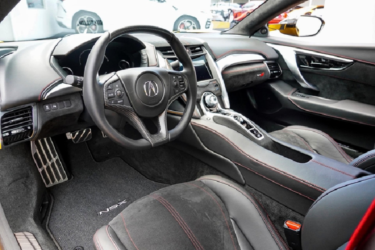 Xe được trang bị bảng đồng hồ TFT sau vô-lăng kích thước 8 inch và màn hình trung tâm kích thước 7 inch kết nối được với điện thoại thông minh. 