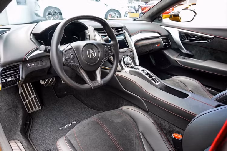 Xe được trang bị bảng đồng hồ TFT sau vô-lăng kích thước 8 inch và màn hình trung tâm kích thước 7 inch kết nối được với điện thoại thông minh. 