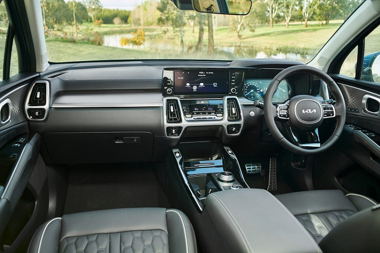 Xe có một số trang bị tiêu chuẩn đáng chú ý như cụm công cụ kỹ thuật số 12.3 inch, màn hình thông tin giải trí 10.25 inch tương thích kết nối Apple CarPlay/Android Auto, hệ thống âm thanh Bose cao cấp với 12 loa, các dịch vụ kết nối liên kết UVO và 8 cổng sạc cho tất cả hành khách cùng với sạc điện thoại thông minh không dây.