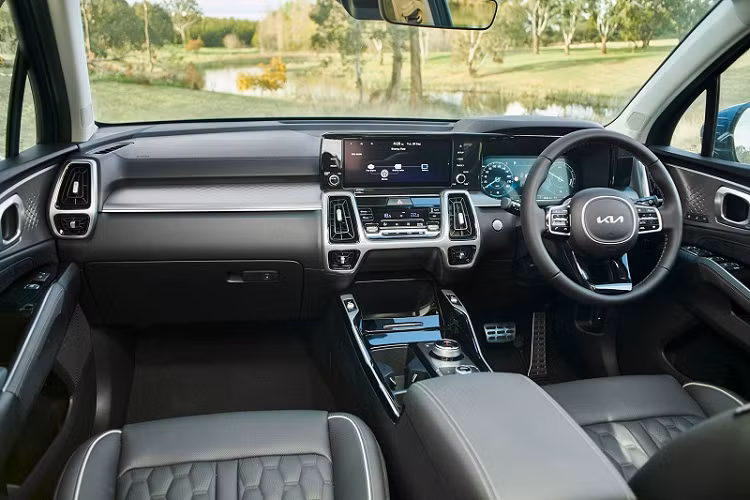 Xe có một số trang bị tiêu chuẩn đáng chú ý như cụm công cụ kỹ thuật số 12.3 inch, màn hình thông tin giải trí 10.25 inch tương thích kết nối Apple CarPlay/Android Auto, hệ thống âm thanh Bose cao cấp với 12 loa, các dịch vụ kết nối liên kết UVO và 8 cổng sạc cho tất cả hành khách cùng với sạc điện thoại thông minh không dây.