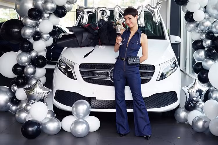 Tra My Idol tau MPV hang sang Mercedes-Benz V250 hon 2,6 ty dong-Hinh-2