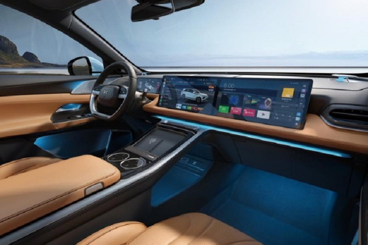 Nội thất xe bọc da Nappa sang trọng, tinh tế. Phần để chân phía trước rộng rãi. Xe được trang bị một cụm đồng hồ đo kỹ thuật số nhỏ và hai màn hình hiển thị 15 inch, vô lăng có thiết kế hai chấu khác thường. 