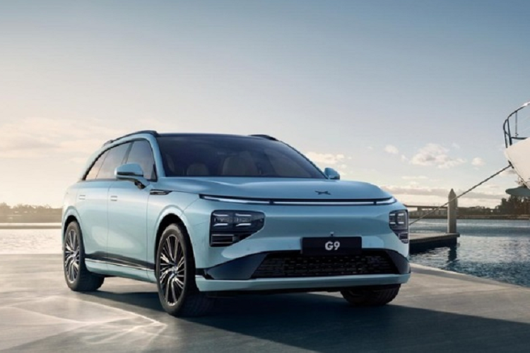 Về truyền động, XPeng G9 cho phép người dùng lựa chọn phiên bản dẫn động cầu sau RWD hoặc dẫn động 4 bánh AWD. Trong đó, phiên bản RWD sử dụng mô-tơ điện đặt sau, cho công suất 308 mã lực (230kW) và mô-men xoắn 430Nm. 