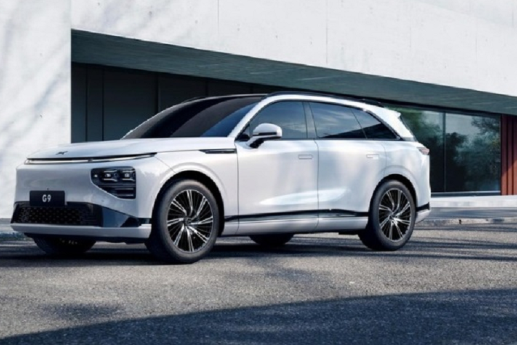 Trong đó, dải đèn LED định vị ban ngày nằm phía trên, vắt ngang đầu xe và ôm lấy nắp ca-pô. Bên dưới là cụm đèn pha có kích thước khá lớn. Đuôi xe được thiết kế bo tròn đầy ấn tượng, thanh đèn LED thanh mảnh chạy bao quanh cửa hậu cùng cánh gió phía sau.