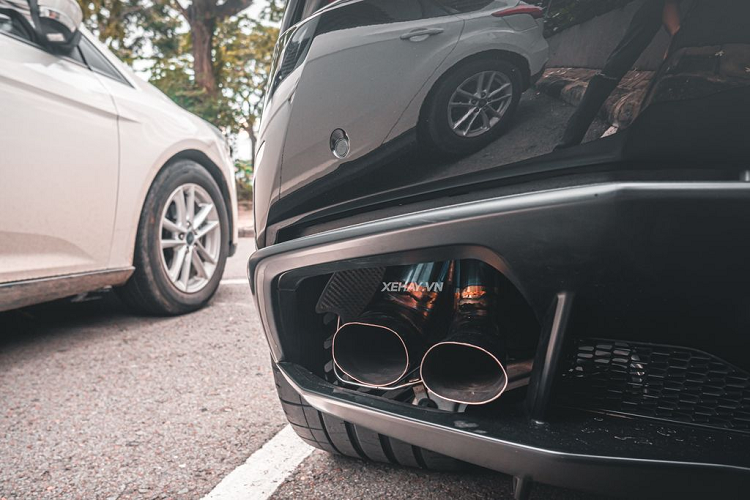 Cung cấp “sức mạnh” cho Lamborghini Huracan LP610-4 là khối động cơ V10 hút khí tự nhiên, dung tích 5.2 lít. Động cơ sản sinh công suất 601 mã lực và 560 Nm mô-men xoắn. Sức mạnh được truyền đến bốn bánh xe thông qua hộp số ly hợp kép 7 cấp.