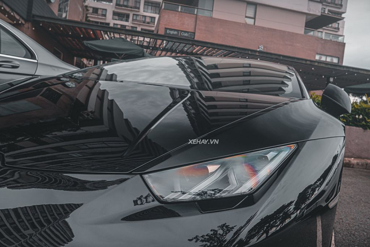 Di chuyển ra phía đuôi xe, Huracan được trang bị đèn hậu dạng LED sắc bén, cùng với đó là nắp che động cơ làm từ chất liệu nhựa cứng.