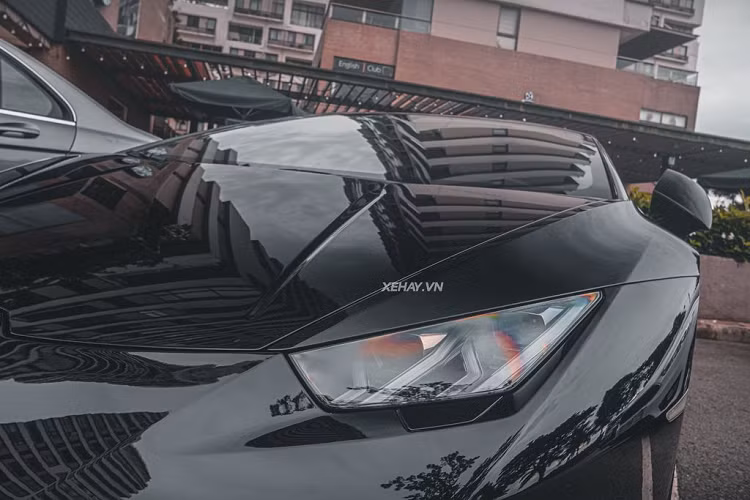 Di chuyển ra phía đuôi xe, Huracan được trang bị đèn hậu dạng LED sắc bén, cùng với đó là nắp che động cơ làm từ chất liệu nhựa cứng.