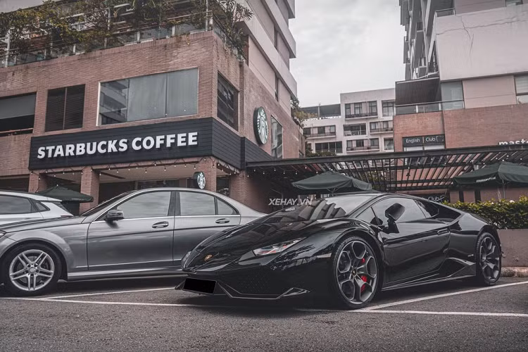 Chiếc Lamborghini Huracan này sở hữu cho mình một màu sơn đen bóng “độc nhất”, khác biệt hoàn toàn với những màu sắc rực rỡ của những chiếc Huracan đang có mặt tại Việt Nam. Màu sơn đen kết hợp những đường nét thể thao trên khắp thân xe tạo nên một vẻ đẹp mạnh mẽ, uy quyền.