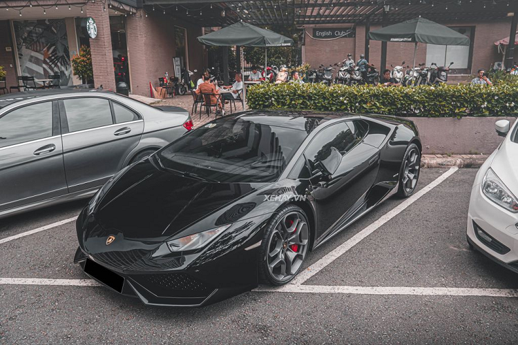 Được đưa về nước cách đây 4 năm nhưng chiếc Lamborghini Huracan màu đen bóng trong bài mới được lăn bánh chưa tới 5.000km. Tình trạng của xe gần như còn nguyên bản đến thời điểm hiện tại. Gần đây, xe đã được chủ nhân thay đổi hệ thống ống xả, từ nguyên bản sang titanium để âm thanh động cơ V10 phát ra uy lực hơn.