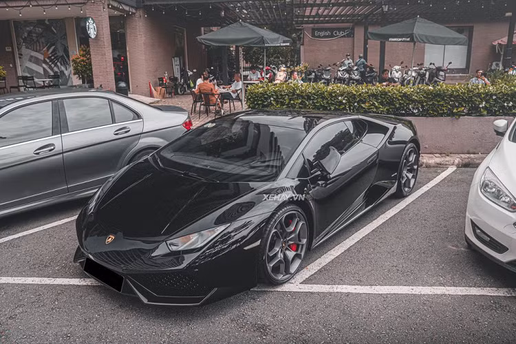 Được đưa về nước cách đây 4 năm nhưng chiếc Lamborghini Huracan màu đen bóng trong bài mới được lăn bánh chưa tới 5.000km. Tình trạng của xe gần như còn nguyên bản đến thời điểm hiện tại. Gần đây, xe đã được chủ nhân thay đổi hệ thống ống xả, từ nguyên bản sang titanium để âm thanh động cơ V10 phát ra uy lực hơn.