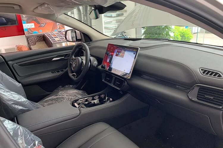 Ra mắt tại Triển lãm Ô tô Los Angles (Mỹ) tháng 11/2021 và chính thức mở bán toàn cầu từ tháng 1/2022 tại Triển lãm Điện tử tiêu dùng CES (Mỹ), mẫu SUV điện cỡ D đánh dấu bước tiến mới của VinFast trong chiến lược trở thành hãng xe ô tô thuần điện từ cuối năm 2022.