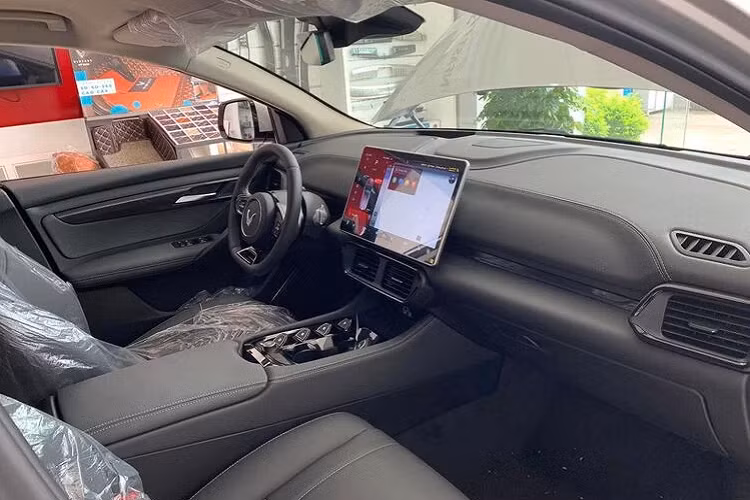 Ra mắt tại Triển lãm Ô tô Los Angles (Mỹ) tháng 11/2021 và chính thức mở bán toàn cầu từ tháng 1/2022 tại Triển lãm Điện tử tiêu dùng CES (Mỹ), mẫu SUV điện cỡ D đánh dấu bước tiến mới của VinFast trong chiến lược trở thành hãng xe ô tô thuần điện từ cuối năm 2022.