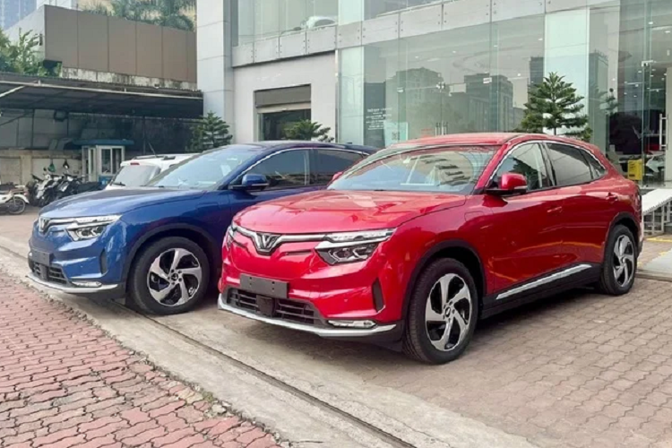 VF8 hiện là một trong những mẫu xe điện đáng chờ đợi tại thị trường Việt. “Sức mạnh” cạnh tranh của VF 8 đến từ việc mẫu SUV điện cỡ D sở hữu nhiều tính năng thông minh vượt trội so với các đối thủ, nhưng lại có giá bán hợp lý và chế độ bảo hành cả xe và pin lên tới 10 năm.