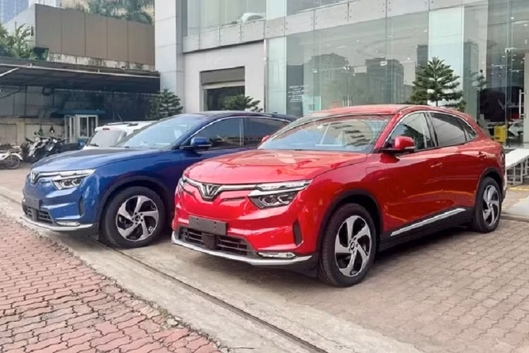 VF8 hiện là một trong những mẫu xe điện đáng chờ đợi tại thị trường Việt. “Sức mạnh” cạnh tranh của VF 8 đến từ việc mẫu SUV điện cỡ D sở hữu nhiều tính năng thông minh vượt trội so với các đối thủ, nhưng lại có giá bán hợp lý và chế độ bảo hành cả xe và pin lên tới 10 năm.