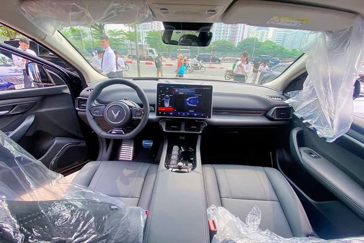 VF8 là dòng xe điện gầm cao 5 chỗ ngồi, chiều dài 4.750 mm, trục cơ sở 2.950 mm, được trang bị 2 động cơ điện chia đều cho trục trước và sau, công suất tối đa 300kW, mô-men xoắn cực đại 620 Nm, đi cùng hệ dẫn động 4 bánh toàn thời gian.