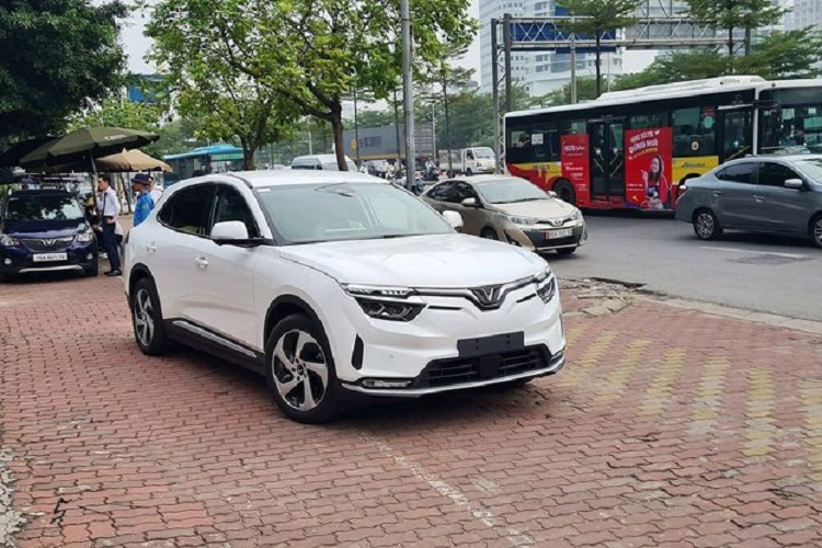 Mẫu xe SUV điện Vinfast VF8 được nhà sản xuất lắp gói pin cho tầm hoạt động 400 - 420 km sau mỗi lần sạc (theo tiêu chuẩn WLTP), tùy theo phiên bản pin. Khách hàng có thể sở hữu chiếc VF8 với giá không kèm pin, từ 1,094 tỷ đồng hoặc kèm pin với giá từ 1,478 tỷ đồng.