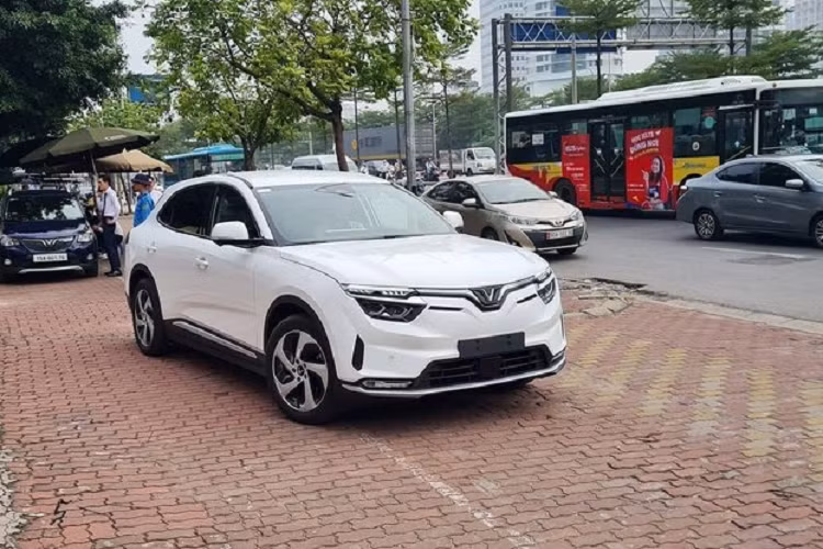 Mẫu xe SUV điện Vinfast VF8 được nhà sản xuất lắp gói pin cho tầm hoạt động 400 - 420 km sau mỗi lần sạc (theo tiêu chuẩn WLTP), tùy theo phiên bản pin. Khách hàng có thể sở hữu chiếc VF8 với giá không kèm pin, từ 1,094 tỷ đồng hoặc kèm pin với giá từ 1,478 tỷ đồng.