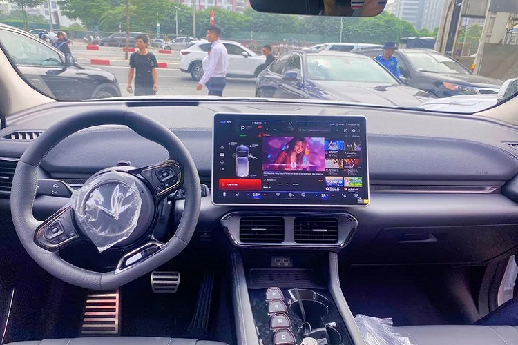 Xe được trang bị hệ thống trợ lái nâng cao (ADAS) với loạt tính năng tiên tiến như hỗ trợ lái trên đường cao tốc, tự động chuyển làn, hỗ trợ đỗ xe thông minh, triệu tập xe thông minh, hỗ trợ đỗ xe từ xa… 