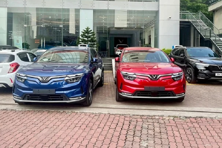 Ngày 10/9/2022 vừa qua, VinFast đã chính thức bàn giao 100 xe VinFast VF8 đến những khách hàng trong nước. Đây là những khách hàng đầu tiên trên thế giới nhận VinFast VF8.