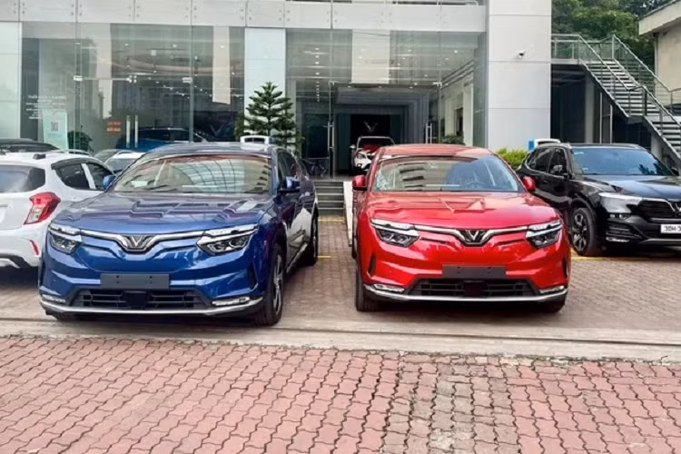 Ngày 10/9/2022 vừa qua, VinFast đã chính thức bàn giao 100 xe VinFast VF8 đến những khách hàng trong nước. Đây là những khách hàng đầu tiên trên thế giới nhận VinFast VF8.