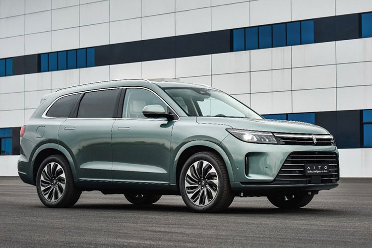 Phiên bản RWD chạy được 195 km chỉ bằng mô-tơ điện và 1.100 km với sự tham gia của động cơ xăng. Hai con số tương ứng của phiên bản AWD là 165 km và 1.000 km. Thêm vào đó là lượng xăng tiêu thụ 6,86 lít/100 km ở bản RWD và 7,45 lít/100 km ở bản AWD. Hiện AITO đã xây dựng trên 180.000 trụ sạc công cộng tại hơn 300 thành phố tại Trung Quốc để phục vụ người dùng ôtô điện của mình.
