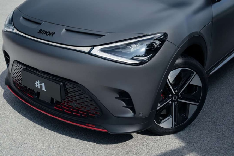 Ở bên trong, nội thất xe được hoàn thiện với màu đen chủ đạo, nổi bật với vô lăng bọc da / Alcantara có huy hiệu Brabus, ghế bọc da lộn sợi nhỏ, tựa đầu có logo Brabus, dây an toàn màu đỏ và bộ bàn đạp hợp kim.